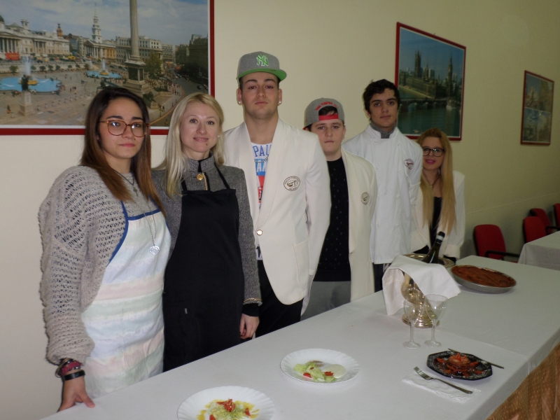 Un docente con gli studenti dell'Alberghiero